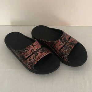 OOFOS OOahh Black and Pink Unisex Luxe Slide Sandals
